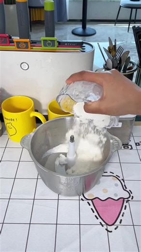 Robot hachoir multifonction avec double bol (verre et inox) et lames puissantes, parfait pour le foutou, la viande, les légumes et les épices. Compact, efficace et en promotion actuellement. À ce prix-là, ça ne dure pas longtemps. #hachoir #mixer #viande #cuisineafricaine #bonplan