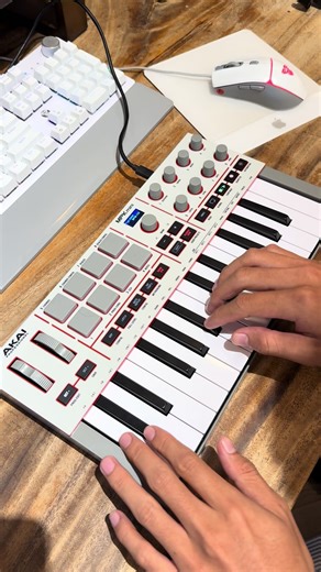 Midi ធ្វើ​ភ្លេង​ AKAI MPK MINI MK4
