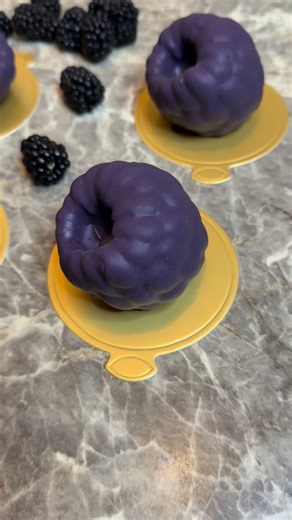 Meral Karapinar on Instagram: "Brombeeren 🇩🇪Rezept Fruchfüllung: 260 g tiefgefrorene Brombeeren in ein Topf geben und langsam aufköcheln lassen, danach sieben (ich hatte ca 160 ml Brombeersaft). Den Brombeersaft in ein Topf geben. 2/3 EL Stärke in etwas Wasser auflösen und mit 2 EL Zucker zu dem Brombeersaft dazu geben Alles ca 5 Minute köcheln lassen, danach 100 g frische oder tiefgefrorene Brombeeren klein schneiden und unterheben, 2-3 EL zu Seite legen. Die Brombeermasse in die Form geben u