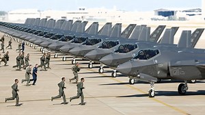 大量美军F-35在同时紧急升空起飞