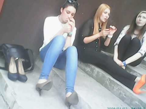 3 girls spitting AND smoking - 3 Mädchen spucken und rauchen