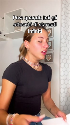 Women Sneezing Uncontrollably - Starnuti Suddeni in Torino