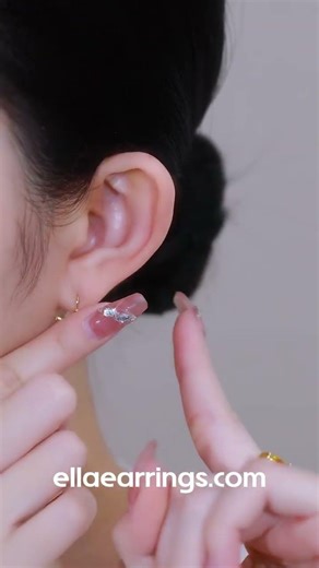 Gentle and minimalist small earrings