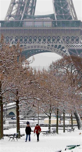 ❄️🌨️ La noche del 22 de noviembre de 2025, París vivió su primera gran nevada de la temporada, tiñendo la ciudad de blanco bajo un ambiente invernal excepcional. Desde las 21:00 horas, los copos comenzaron a caer sobre la capital y sus alrededores, en el marco de una alerta naranja activada por Météo-France debido al riesgo de nieve y hielo. #viral #nieve #paris #francia | El Español