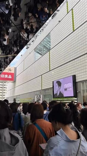 The whole event was for me extraordinary ! Being THERE instead of watching the fan meets on videos, queuing for hours to buy some RoWOON cards, I who never collect anything, meeting new friends from Japan, women of all sorts, united for him and so friendly with me who was a bit lost, watching the giant poster of him outside the venue, eating great food in between fan meets to avoid crying again, entering the venue, so big and full of Romings only there for him, meeting in real life other « virtu