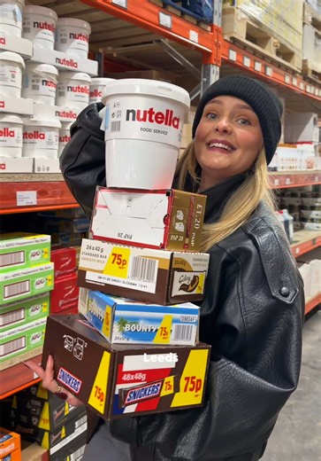 Leeds! You can find all the deserts and food you can ever imagine!🍰 @Wigton Distribution #foodinleeds #leeds #thingstodoinleeds