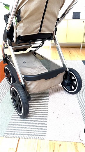 🎉 Jetzt noch mehr Fahrkomfort mit dem neuen Samba Kinderwagen. Die weicheren Luftkammerräder und die noch leistungsstärkere Federung im Rad sorgen für Komfort und Stabilität und für eine ultra-smoothe Fahrt. 💨🙌 Was denkst Du über diese Upgrades? __________________________________ 🎉 🎉 Now even more ride comfort with the new Samba stroller. The softer air chamber wheels and the even more powerful suspension in the wheel ensure comfort and stability and an ultra-smooth ride. 💨🙌 What do you t