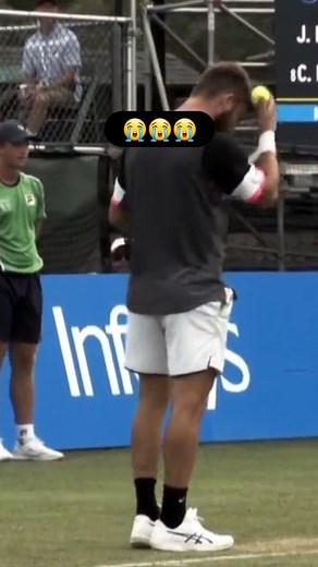 1.6M views · 1.3K reactions | Kakva budala? Kvalitetna budala. Korentan Mute je u Njuportu odservirao kako iskreno nisam video da je iko ikada u jednom zvaničnom meču. Naravno, izgubio je od Iznera sa 6:3, 6:4. Posle meča je rekao da je poludeo jer je Izner bio toliko dobar, pa nije znao šta više da uradi... #tennis #tennisreels #tennislife #corentinmoutet | Reketiranje | Facebook