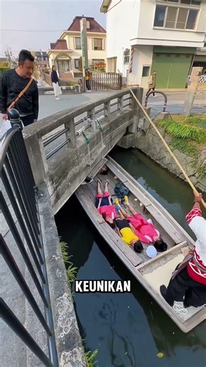 inilah momen unik pengguna perahu melakukan akrobatik #shorts #shortvideo