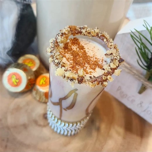 130K views · 2.5K reactions | Coquito de Mantequilla de Maní & Reese's 癩樂 Ingredientes: 1 leche de coco 1 leche evaporada 1/2 crema de coco 1/2 leche condensada 1 cdta de canela 1 cdta de vainilla 1/4 a 1/2 taza de mantequilla de maní 6 mini Reese's cups sirop de chocolate para decorar el vaso o botella | Tropical Cake Pops | Facebook