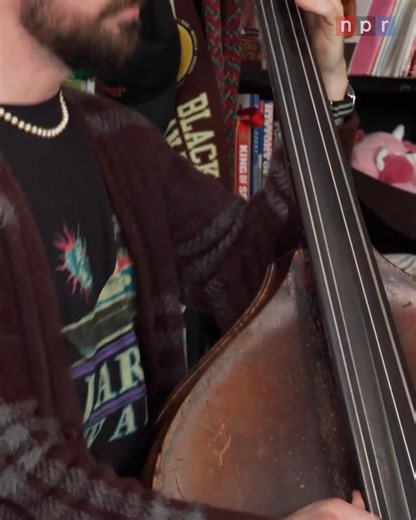 Billy Strings rperformed “Gild the Lily” on NPR Music’s Tiny Desk. The full set is available on YouTube including “Red Daisy”, “My Alice” and “Malfunction Junction”. | Warner Records