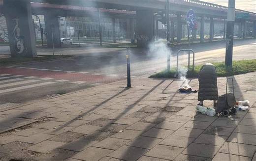 Tak świętowała Zaduszki. Rozpaliła ognisko na... chodniku