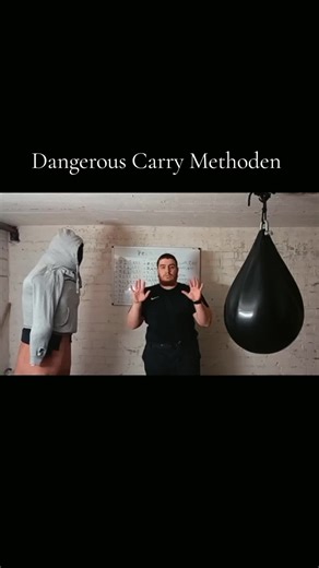 Gefährliche Carry-Methoden Mit dieser Sequenz möchte ich dir eine unorthodoxe Methode zeigen, die jedoch in einigen Teilen der Welt durchaus bekannt ist. Vor allem in den 1980er-Jahren wurde diese Methode durch die sogenannte Sparrow Unit bekannt. Dabei handelte es sich um kleine Attentäter-Zellen der kommunistischen Guerilla in den Philippines, die in urbanen Gebieten operierten und sich auf schnelle Hinterhalte sowie gezielte Angriffe spezialisierten. Ihre Mitglieder nutzten häufig unauffällig