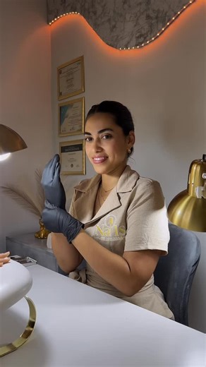 Melissa Saez |Nail Art | Técnico de uñas |Educadora on Instagram: "Una seguidora me pidió este tutorial y aquí está Luces navideñas en uñas ✨ rápidas, fáciles y sin perder tiempo en mesa. Si eres manicurista y quieres un diseño navideño que parezca avanzado pero se haga simple, este paso a paso es para ti. 👉 Guárdalo para usarlo con tus clientas 👉 Comenta si te gustó o si quieres más diseños navideños 👉 Sígueme para más contenido educativo de uñas #NailArtNavideño #LucesNavideñas #NailDesign 