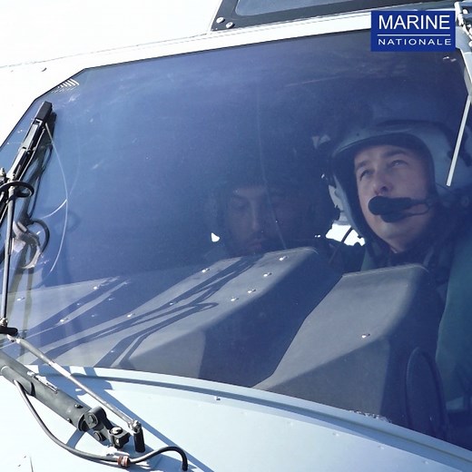11 tonnes, une vitesse de pointe de 300 km/h, une capacité d'embarquement de 20 personnes... Le Caïman Marine est l'hélicoptère spécialiste de la lutte anti-sous-marine 🚁 ! Le lieutenant de vaisseau Nicolas, affecté à la 33F, nous présente cet atout polyvalent de la Marine nationale ! ©Cindy Motet/Marine Nationale/Défense @aAéronautique navale | Marine nationale