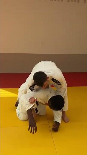 Enchaînement de 2 étranglements et 1 clé de bras sur un partenaire à 4 pattes (rapide et efficace)