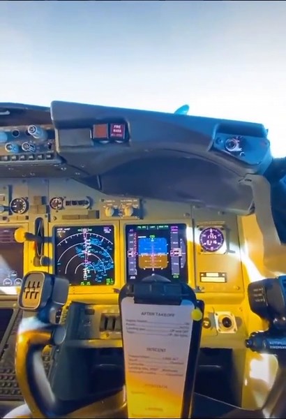 Reply to @lakiya010 මෙන්න ඔයාගේ reply video එක❤ beautiful cockpit view #cockpit #aircraft #piloteyes #office #aviator #slaviators #sltiktok