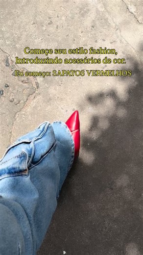 Thayane Matos on Instagram: "Se você quer adicionar um ponto fashion no seu look, comece pelo acessório. É ele que muda tudo — sem esforço, sem exagero. Roupa básica? Ótimo. Agora coloque um acessório diferente, de cor viva, com presença. Pronto: o look ganha intenção, personalidade e leitura de moda. Quem entende de estilo sabe: não é sobre quantidade, é sobre ponto focal. Um brinco marcante, um colar colorido, uma bolsa que quebra o óbvio. Acessório não é detalhe. É estratégia. Porque o olhar 