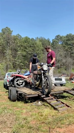 Unloading the 12 motorcycles from Florida #resurrectedgarage #oldcarsnewlife #wedriveours #werideours #yamaha #suzuki #honda #kawasaki #indian #1977f150 #1977ford #dentsideford #spring2024 | Resurrected Garage