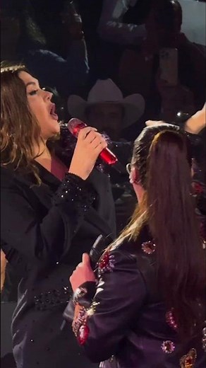 Yuridia y Edith Márquez interpretan "Mírame" en Puebla 2026