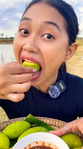 mango eating girl #videomaker #wevideo #fruit #mango #funny #food #youtubeapp #myvideo #videomakers
