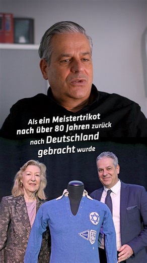 Ein Trikot, das erinnert und mahnt. 2019 kam das Meistertrikot von Max Girgulski ins Deutsche Fußballmuseum. Es erzählt von Stolz und Stärke in einer Zeit, in der jüdische Sportler von den Nationalsozialisten systematisch ausgegrenzt wurden. Girgulski war ein talentierter Spieler in Frankfurt. Als die Nazis jüdische Sportler aus den großen Vereinen drängten, fand er in der jüdischen Sportbewegung neue Heimat. Mit Bar Kochba Frankfurt gewann er 1936 und 1937 die jüdische Meisterschaft – ein Zeich