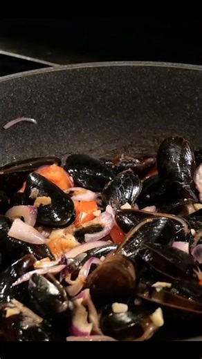 Easy Garlic Butter Mussels 🧄🧈 | Simple & Delicious Seafood