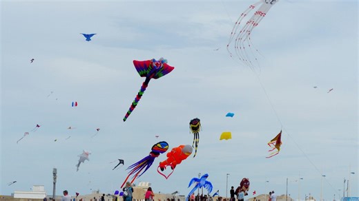 Cerfs-volants géants, parade et spectacles aériens : le festival de Dieppe accueille le monde