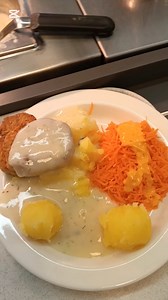 5.8M views · 57K reactions | Another tasty Finnish dinner! 菱 Tonight’s meal: kalapyörykät (Finnish fish balls) with potatoes, shredded carrot, and a mystery gravy sauce! 樂 If you know the name, let me know in the comments!  Overall, this meal was simple but super delicious—rating it a solid 9/10! 殺 #FinnishFood #SchoolDinner #FoodReview #DailyMeals #kalapyörykät | Daily Dish Diaries | Facebook