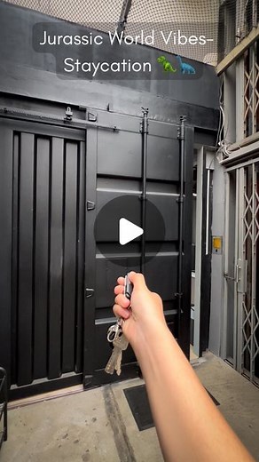 Delia Melviyanti on Instagram: "Jurassic World Vibes ceunah 🦖🦕🦖 Nah kan suka kepikiran aja !! Tapi emang bener sih, di film-film kan biasanya ngangkut raptor suka pake kontainer box, ditambah suasana sekitarnya mendukung yang masih agak belantara gimanaa gituu 🤓 Omong-omong, maaf ya full reviewnya baru di-up sekarang 🥹 [SAVE & SHARE] 📌 DNN Container Loft Jl. Akaza Utama No.9, Mekarwangi, Kec. Lembang, Kabupaten Bandung Barat #staycation #staycationdago #staycationbandung #hotelbandung #con
