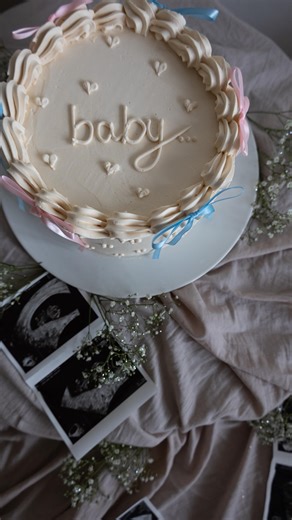 𝐌𝐚𝐠𝐝𝐚𝐥𝐞𝐧𝐚 𝐖𝐞𝐢𝐥𝐞𝐫 | Die SCHMINKerei on Instagram: "It’s a… Wir sind so dankbar dass wir dieses Glück erleben dürfen! 💫 Danke @_delicious_lee für diese zauberhafte Torte! #gender #genderrevealcake #genderreveal #itsa"