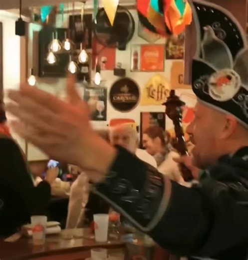 Jean Van De Brök had in Café de Hoop de smaak weer te pakken, en dat zullen we geweten hebben! Voor de buitenwacht is hij de man van de carnavalskrakers, maar de echte kenners weten dat achter die stem de getalenteerde Jean Maesen schuilgaat. Of hij ze nu zelf zingt of met zijn pen de ene na de andere hit schrijft: Jean heeft een uniek talent om mensen te verbroederen. Er is bijna niemand die niet ooit heeft gedanst, gezongen of simpelweg genoten op de tonen van zijn muziek. "De Muzikaant", "Lao