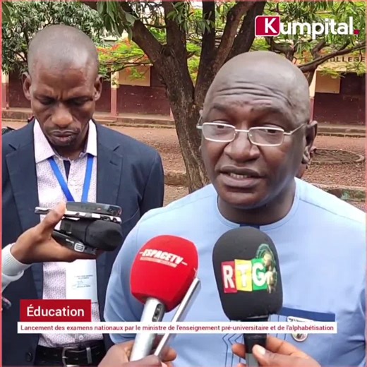 EXAMENS NATIONAUX SESSION 2022 Ce lundi 06 juin 2022, a démarré l'examen du Certificat d'Etudes Elémentaires (CEE). Cette évaluation est celle des plus petits et concerne 265.569 candidats dont 120.195 filles installés dans 1153 Centres d'examen.2: A Labé c'est le Ministre Guillaume HAWING qui a lancé la première épreuve au centre lycée Wouro dans la Préfecture de Labé. Le Ministre Guillaume HAWING était accompagné par le Ministre délégué à la défense nationale | KUMPITAL