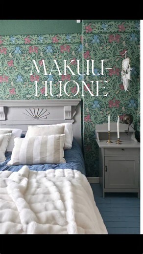Miia Anttila on Instagram: "Makuuhuoneen tapettiin minulla on henkilökohtaisesti vielä totuttelemista. Tiedätte varsin hyvin, että olen neutraalien ja harmonisten, valkoisen ja pellavan eri sävyjen ystävä. William Morrisin kirjava ja tummanpuhuva tapetti vähän haastaa minua 😅 Tänne olemme tuoneet kaikki omat huonekalumme. Ne, jotka ovat nähneet jo meidänkin aikanamme monta elämänvaihetta. Ehkä juuri siksi tämä huone tuntuu omalta, vaikka seinät vielä välillä haastavat. Sängynpääty on löytö tori