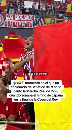 🗣️🇪🇸 El momento en el que un aficionado del Atlético de Madrid cantó la Marcha Real de 1928 cuando sonaba el himno de España en la final de la Copa del Rey El vídeo ha sido muy comentado en redes sociales y ha tenido disparidad de reacciones. Se trata de la versión de la Marcha Real con la letra escrita por el poeta jerezano José María Pemán en 1928, encargada originalmente por Primo de Rivera y que también se utilizó durante el régimen franquista. 👉 Ocurrió antes de que comenzase la final d