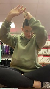 Want to have the perfect bun?! Here’s how: Using our Bunheads...