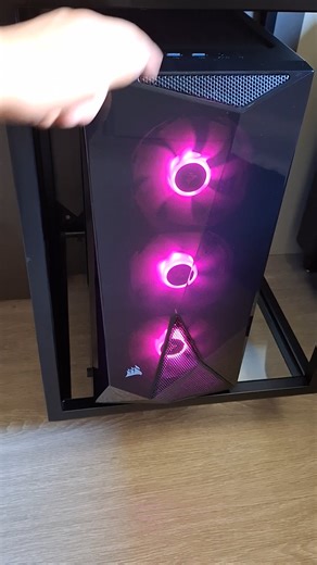 This one fan starts spinning and immediately stops when I turn my pc on