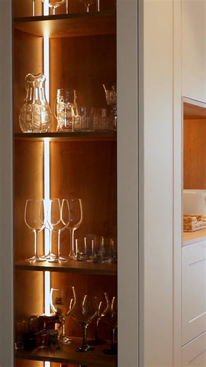 Una vitrina bien pensada transforma tu cocina. Organiza con estilo y añade ese toque decorativo que marca la diferencia. En Línea 3 Cocinas trabajamos con materiales de primera calidad y diseños que se adaptan a tu espacio y este caso una vitrina se convierte en algo más que almacenaje: una pieza de diseño. Te gustaría conocer el presupuesto de una cocina completa? Descúbrelo con nuestra aplicación de presupuesto instantáneo en menos de 2 minutos en el siguiente enlace: https://f.mtr.cool/iauatr