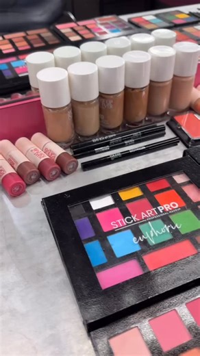 ¡Ya están abiertas las inscripciones para los CURSOS MONOGRÁFICOS 2026! 🌈⚡️ ✨ ESSENTIAL BEAUTY MAKEUP ✨ 📅 Todos los lunes por la mañana, de 9:30 a 13:30 🗓 Del 12 de enero al 25 de mayo de 2026 💄 Este curso está dirigido a todas las personas que desean adentrarse en el mundo del Beauty Makeup y adquirir, desde las bases esenciales, los conocimientos necesarios para desenvolverse con profesionalidad en cualquier situación donde se requieran los servicios de un experto en maquillaje de belleza.