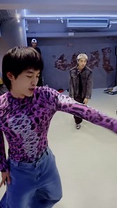 4.7K views · 36 reactions | 畢竟看完官方Dance Version 是該來個沒那麼正式但又迷人的私下排練版對吧 #小樂吳思賢〈LET GO〉Official Dance Version 官方YouTube 퐎퐔퐓 퐍퐎퐖 #吳思賢 #BenWu #LETGO #華納音樂 | Warner Music Taiwan 華納音樂 | Facebook