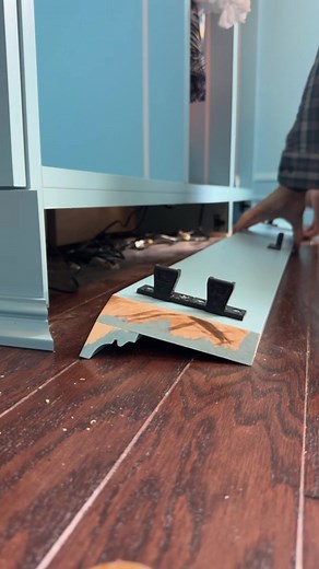 Little keku clip action for a removable furniture base molding. Need to be able to pop this off down the road so that the sparky can service the transformers for the integrated lights. #alaskanguru #woodworking #tipsandtricks #carpentry #cabinetfitter #closettour #dreamcloset #blue