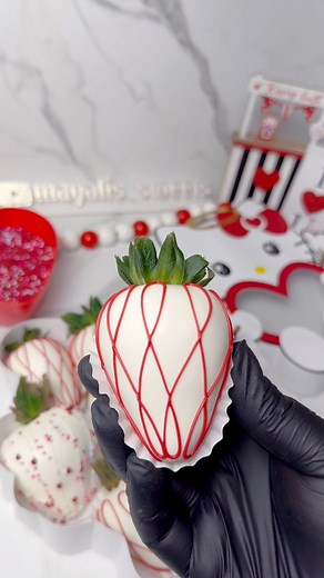 6.5K views · 74 reactions | Side loop drizzle >>> ‍ | Magalis Sweets | Facebook