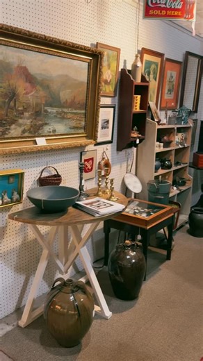 Are you a pottery collector? Do you happen to know one? Send them to Antique Market Place Booth JUGS 🪔 This booth is filled with antique pottery from potters all across the US. You can also find antique furniture and Victorian sewing accessories! Store hours: Monday-Saturday: 10am-6pm Sunday: 1pm-6pm Website: https://antiquemarketplacegso.com #antiques #antiquestore #antiqueshop #vintagestyle #vintagedecor #vintagedesign #upcycling #repurposed #creativeinteriors #interiordecoratingideas #homede