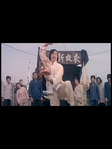 The Buddhist Fist - Classic kung-fu comedy scene between Brandy Yuen, Tsui Siu-Ming and late Yuen Cheung-Man Directed by Yuen Woo-Ping (1980) Plot : Aspiring barber and experienced kung-fu fighter Shang learns that his childhood friend, Siu Ming, has been framed for murder by an unknown villain. When Shang begins looking into the crime, he soon finds himself the target of an assassination attempt. Who is behind all these crimes, and can Shang stop them? #thebuddhistfist #fozhangluohanquan #yuens