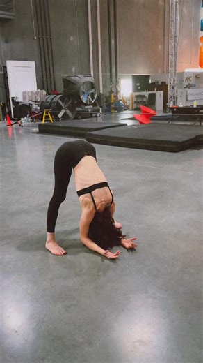 👀🫥 #contortion #contortionist #flexible #flexibility #contemporary | Lisbeth Mikoleit - Circus Artist