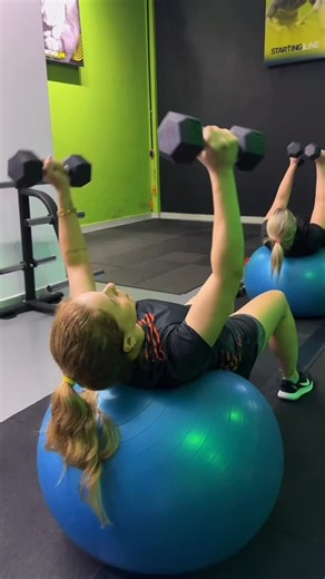 Startingline on Instagram: "Mais uma semana intensa na StartingLine 💥 Força, resistência e muito propósito em cada treino! A programação da semana foi essa: 👇👇 🔥 Segunda e quinta: treinos de força de braços — construindo base, técnica e massa muscular. 💨 Terça e sexta: treinos de força de pernas — ganhando força e hipertrofia para as pernas 🏃🏻🏃🏻‍♀️‍➡️ Quarta: cardio - ritmo acelerado, suor e superação. ⚡ Sábado: treino híbrido SL7 — a combinação perfeita entre força e cardio! Aqui, o tr