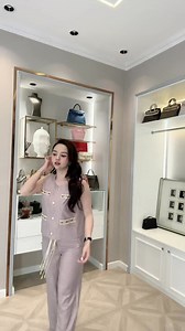 Set đồ đẹp siêu chảnh và cực kì trẻ, mặc lên form dáng đã thấy mê mẩn vì tôn dáng lắm đây ạ. Nguyên gồm em áo 3 lỗ cài khuy form gọn mix cùng quần xuông cạp cao chất mềm nhẹ form đẹp lắm. Nguyên cành chất đẹp em mặc lên mà ưng ý cực kì luôn, mặc đi làm, đi chơi mùa này thì chẳng còn gì để chê vì quá xuất sắc từ form đến chất. Không nhanh là hết sạch hàng luôn đấy ạ🤍✨ 📍Size: S M L | TRANG PHÙNG SHOP