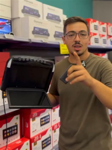 🚘 𝐌𝐨𝐧𝐢𝐭𝐨𝐫 𝐏ë𝐫 𝐓𝐚 𝐕𝐞𝐧𝐝𝐨𝐬𝐮𝐫 𝐍ë 𝐓𝐚𝐯𝐚𝐧𝐢𝐧 𝐄 𝐌𝐚𝐤𝐢𝐧ë𝐬 ✅ Ekran multimedial që montohet në tavanin e automjetit dhe hapet poshtë për përdorim nga pasagjerët. ✅ Është ideal për udhëtime të gjata, duke u lejuar pasagjerëve të shikojnë filma, video ose të luajnë lojëra gjatë rrugës. ✅ Ky monitor mbështet USB, SD Card, MP5 dhe HDMI, duke ju lejuar të luani video dhe muzikë nga pajisje të ndryshme si USB, kartë memorie ose pajisje të tjera multimediale. ✅ Pajisja përfshin gj