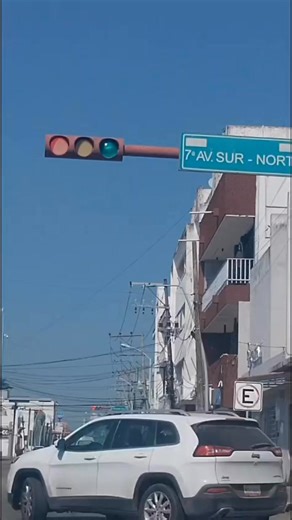 #ReporteCiudadano ⚠️ Atención automovilistas El semáforo ubicado en la Ramos Millán y Central Oriente presenta una mica de color verde 💚, lo que durante el día puede dar la impresión de que está marcando paso, ya que las otras dos luces son transparentes de LED. 🚗⚠️ Maneje con precaución para evitar accidentes. | Tapachula Hoy