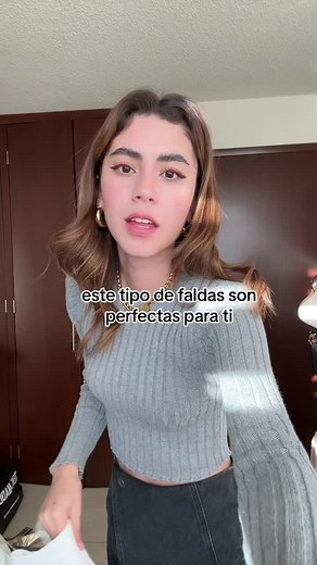 Outfit con falda tableada: ¡Luciendo pierna y cadera!